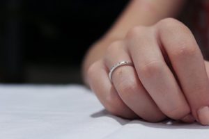 kobieca dłoń w pierścionku zaręczynowym